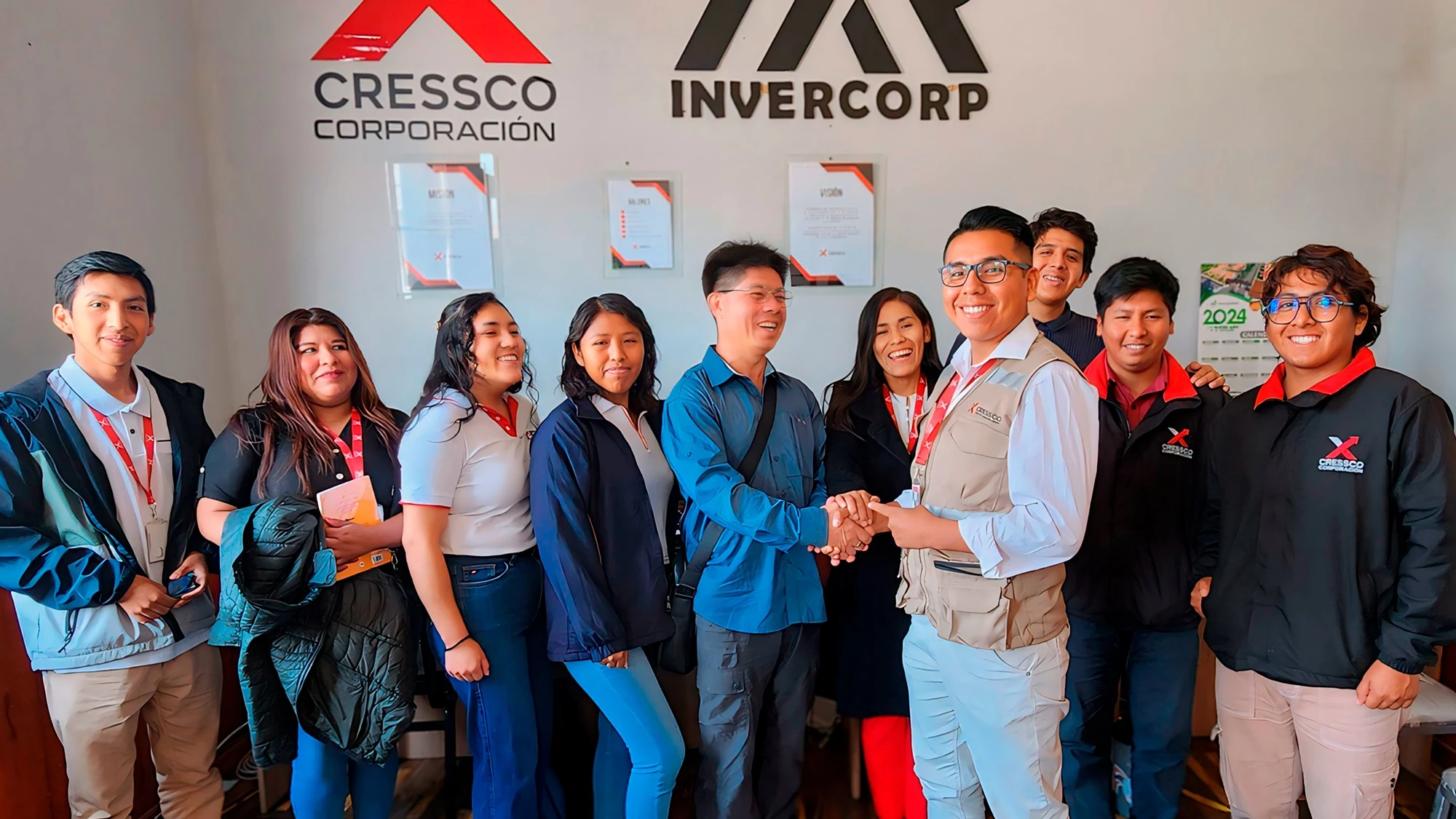 Equipo comercial de Grupo Cressco en oficina